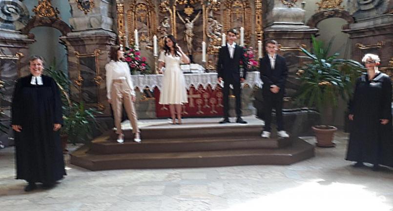Die vier Jugendlichen feiern Konfirmation in St. Michael. Bild: uz