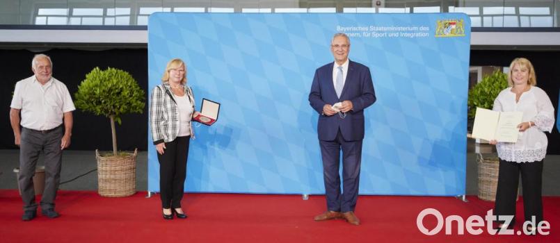 Innenminister Joachim Hermann (Zweiter von rechts) überreichte an die Vertreter des 1. FC Schwarzenfeld Manfred Müller (links), Gabi Beck (Zweite von links) und Silvia Beck (rechts) die &quot;Sportplakette des Bundespräsidenten&quot;. Bild: Christine Blei/exb