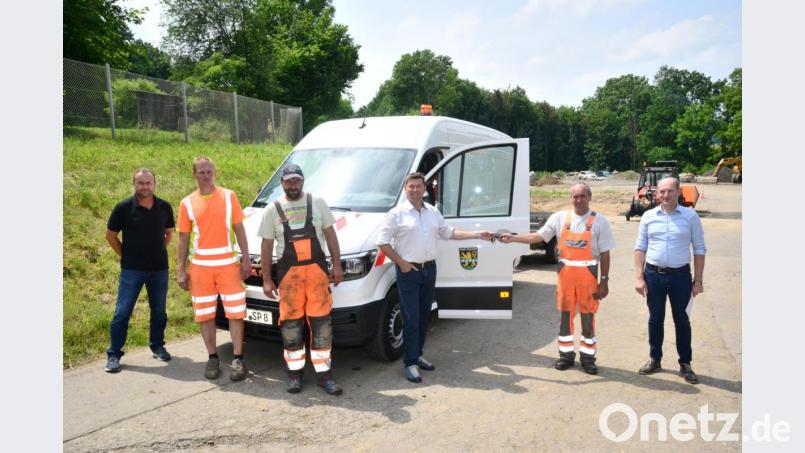 Bürgermeister Rainer Rewitzer übergibt die Schlüssel für das neue Auto. Bild: bey