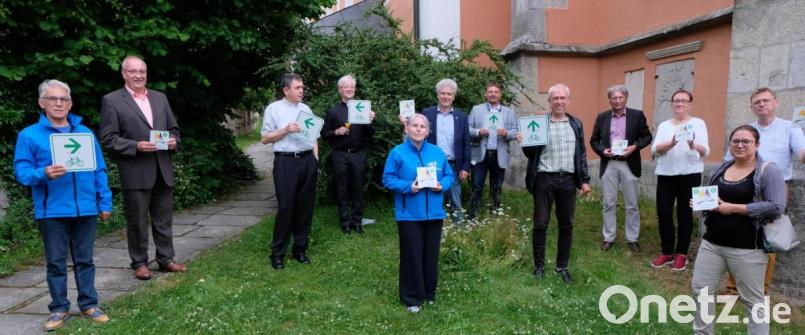 Freudestrahlend zeigen die Ehrengäste die Hinweisschilder des Simultankirchen-Radweges, die mit der offiziellen Eröffnung der Route 8 einen weiteren Höhepunkt feierten. Bild: le