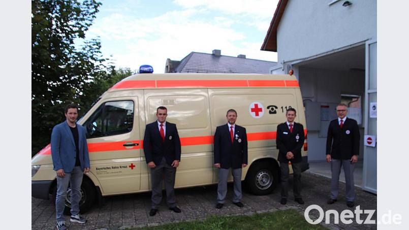 Peter Krug (Zweiter von links) und Markus Dörres (Dritter von links) werden künftig die BRK-Bereitschaft in Thurndorf stemmen. Es gratulieren Alexander Schatz, Thomas Rauch und Manfred Harrer. Bild: jma