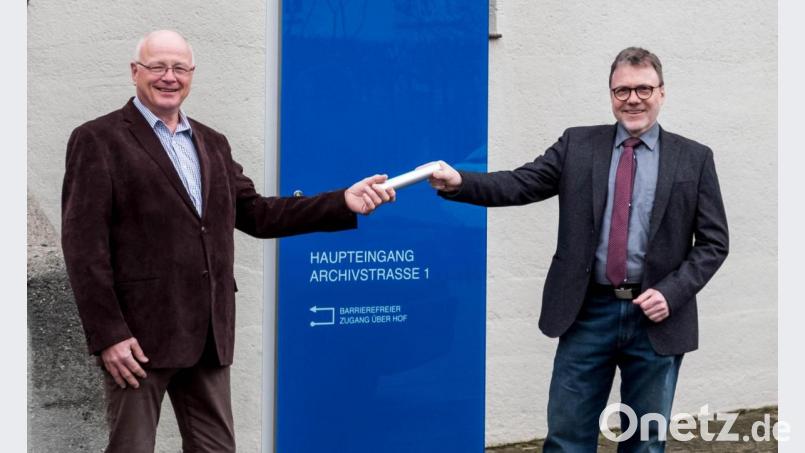 Wechsel an der Spitze des Staatlichen Bauamtes Amberg-Sulzbach: Leitender Baudirektor Henner Wasmuth (links) übergibt die Leitung an seinen Nachfolger Roman Beer. Bild: Staatliches Bauamt Amberg-Sulzbach, Thomas Geiger/exb