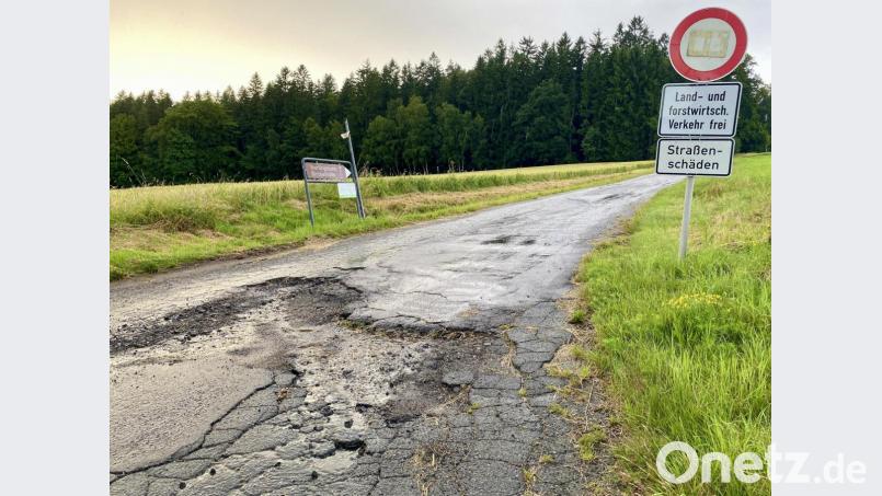 Da fährt man besser nicht mit einem normalen Auto: Auf dem Flurbereinigungsweg in Richtung Parkplatz-Vierlingsturm könnte man in einem Schlagloch hängen bleiben. Bild: Eichl