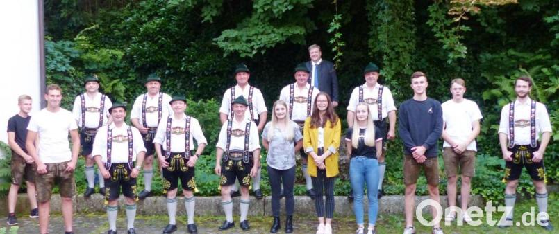 Die neue Vereinsführung des Kastler Trachtenverein Sechs Lilien Kastl mit (Siebter von links) dem ehemaligen Vorsitzenden Georg Ehbauer und (Vierter von rechts) dem neuer Vorsitzenden Wolfgang Pöllath; im Hintergrund Bürgermeister Stefan Braun. Bild: jp
