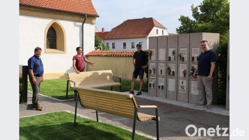 SPD-Fraktionssprecher Volker Jung, Gartengestalter Jürgen Huber sowie die Fraktionsmitglieder Tobias Christau und Daniel Weidner (von links) an der Urnenwand. Bild: Daniel Weidner/exb