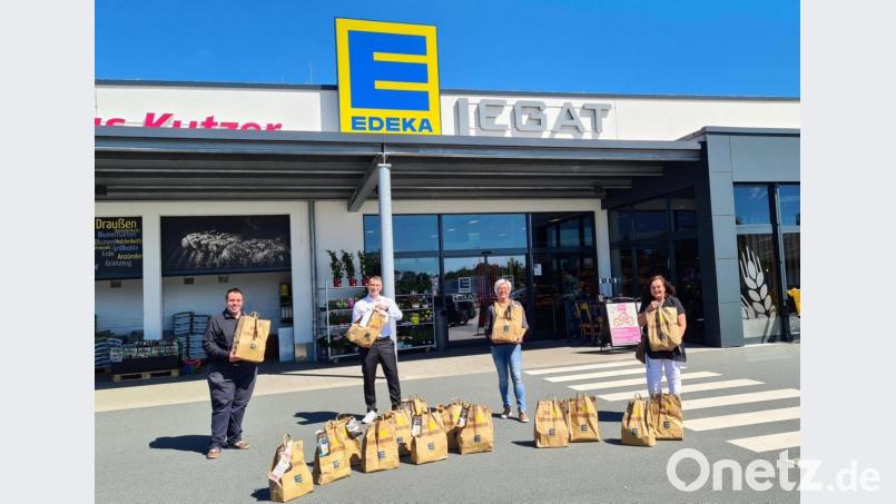 Zur Übergabe waren (von links) Marktleiter Stephan Minnich, Inhaber Stefan Legat, Andrea Günthner, Geschäftsleitung Firma Haustechnik Günthner, und Nicole Fürst von der Mitterteicher Tafel gekommen. Bild: Edeka Legat/exb