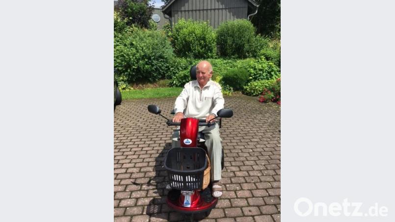 Mit dem Elektromobil ist es dem 89-Jährigen immer noch möglich, seiner Sammelleidenschaft nachzugehen. Bild: rpp