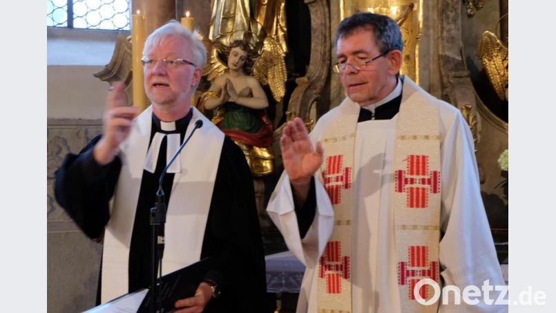 Das Verbundensein beider Konfessionen wurde im Dankesgottesdienst am Johannistag deutlich herausgestellt und durch Pfarrer Wilfried Römischer (links) und Pfarrer Max Früchtl (rechts) gesegnet. Bild: le