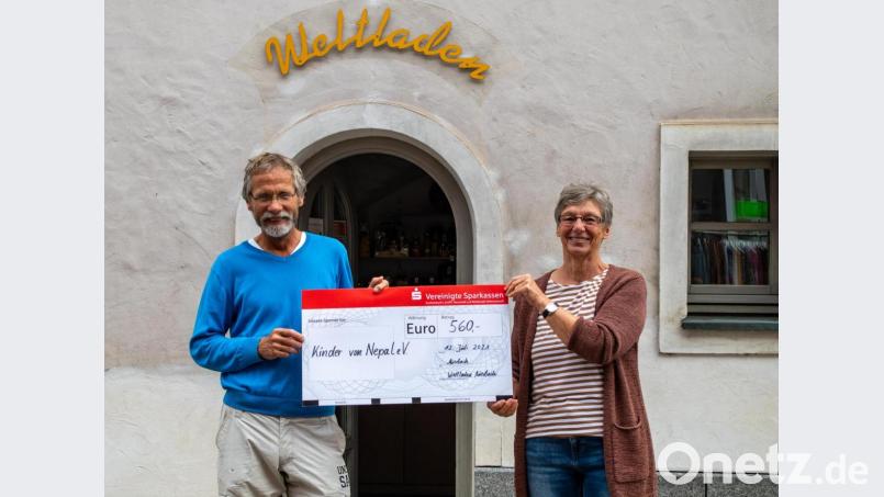 Thomas Knauber vom Verein Kinder von Nepal und Bärbel Eichenmüller vom Team des Weltladens bei der Spendenübergabe. Bild: Martina Heberl/exb