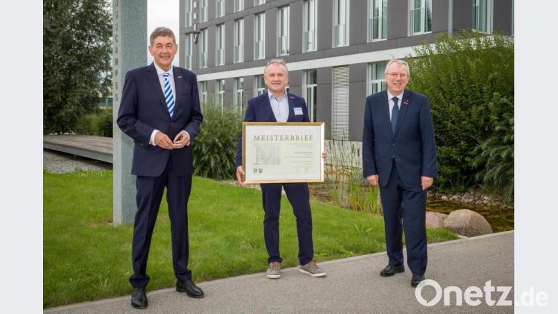 HWK-Präsident Dr. Georg Haber (links) überreicht zusammen mit HWK-Hauptgeschäftsführer Jürgen Kilger (rechts) im Rahmen der Vollversammlung den Goldenen Meisterbrief an Gas- und Wasserinstallateurmeister Josef Schmucker. Bild: Fotografie Pokorny/exb