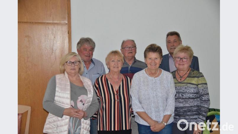 Martha Zeitler, Gela Fraunholz, Karin Brilla, Marieluise Dietz (vorne von links), Paul Veigl, Alfred Malzer und Herbert Brilla (hinten von links) übernehmen weiter Verantwortung bei der Speichersdorfer Schlaganfallselbsthilfegruppe. Bild: ak