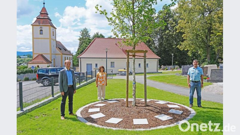 Bürgermeister Konrad Kiener, Zweite Bürgermeisterin Maria Schlögl und Sachbearbeiter Thomas Klinger (von links) stellen die Urnenbaumgräber auf dem Oberköblitzer Friedhof vor. Daneben hätte noch ein zweiter Urnenbaum Platz. Bild: twi