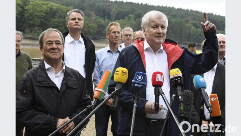 Nordrhein-Westfalen, Euskirchen: Bundesinnenminister Horst Seehofer (CSU, r) und der Ministerpräsident von Nordrhein-Westfalen, Armin Laschet (CDU, l) sprechen vor der Steinbachtalsperre zu den Medien. Bild: Roberto Pfeil