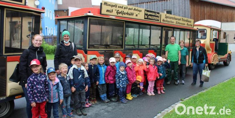 Viel Spaß hatten die Kinder der gelben Gruppe mit ihren Erzieherinnen auf dem Hof der Familie Monika und Leonhard Schleicher (Zweite und Dritter von rechts), die diesen Besuch kurzfristig möglich machten. Bild: fks