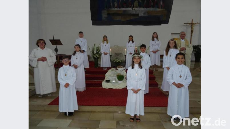 Gemeindereferentin Edith Konrad (links) hatte die Kinder auf die Erstkommunion vorbereitet. Hinten rechts Pfarrer Josef Triebenbacher. Bild: apr