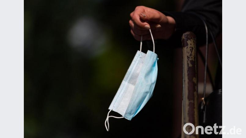Schüler ab der fünften Klasse müssen in Amberger Schulen wieder Masken tragen. Bild: Robert Michael/dpa