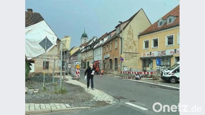Die Sanierung des Haas-Hauses in Pfreimd (links) sorgt für eine Dauerbaustelle und einen Engpass im Kreuzungsbereich. Fußgänger sind angehalten, den gegenüber liegenden Gehsteig zu benutzen. Doch da ist eine Baustelle.... Bild: exb