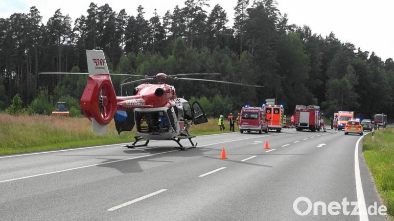 Polizei, Rettungskräfte und Feuerwehr rückten am Dienstagnachmittag zu einem schweren Verkehrsunfall bei Tirschenreuth aus. Ein Motorradfahrer erlag seinen Verletzungen. Bild: nic