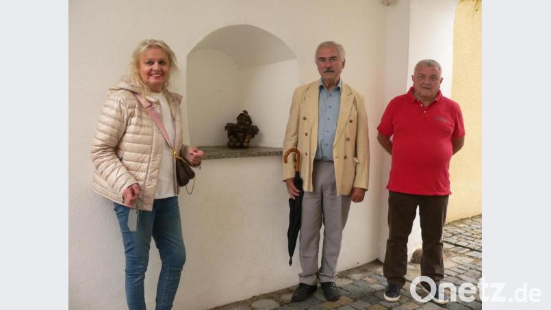 Karl Hausner (rechts) verhalf dem neuesten Luher Zwerg für einen guten Stand. Isolde Gewargis (links) und Karl-Heinz Preißer waren mit die ersten, die sich den kleinen Gesellen aus Bronze an seinem neuen Standplatz angesehen haben. Bild: mh