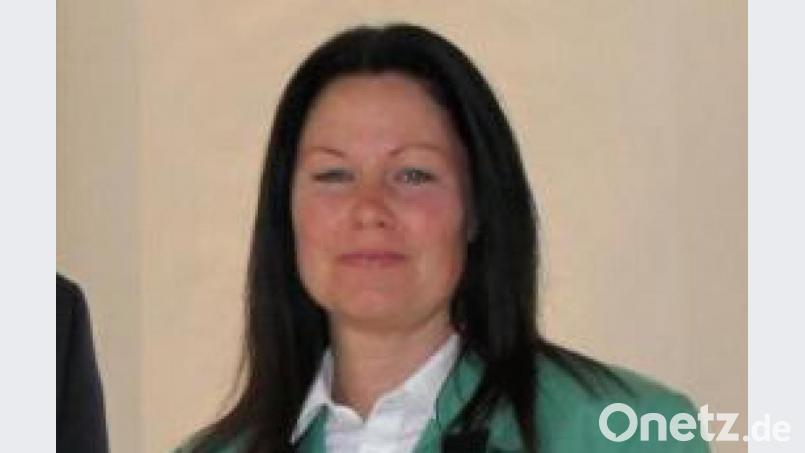 Sibylle Reger engagiert sich seit fast 30 Jahren in der Jugendblaskapelle Nabburg, unter anderem als aktive Musikerin, Ausbilderin und stellvertretende Schriftführerin. Bürgermeister Frank Zeitler durfte seiner persönlichen Assistentin die Auszeichnung für verdiente Vereinsmitglieder überreichen. Bild: Marko Pammer /exb