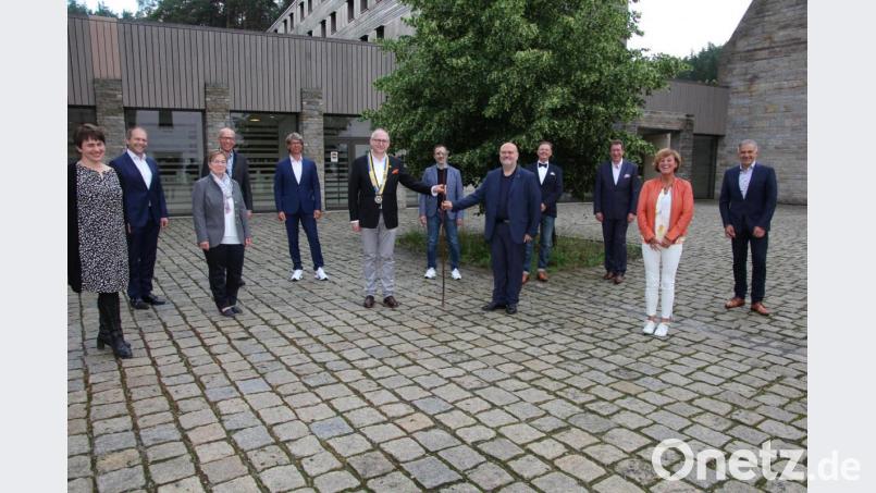Unter neuer Leitung steht der Rotary-Club Stiftland. Im Bild (von links) Johanna Zintl, Hans-Jörg Schön, Elvira Leonhardt-Heinrich, Wolfgang Gropengießer, Peter Andritzky, Präsident Thomas Pfletscher, Thomas Franz, Past-Präsident Peter Brückner, Toni Schatzberger, Alfred Lauterbach, Uschi Huber und Landrat Roland Grillmeier. Bild: kro