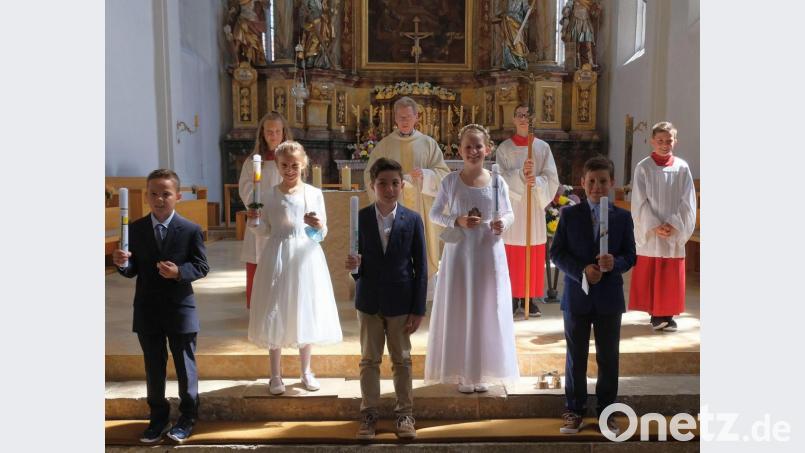 Dreimal sechs und hier einmal fünf Schüler feierten ihre Erstkommunion mit Dekan Christian Schulz in Hahnbach. Bild: mma