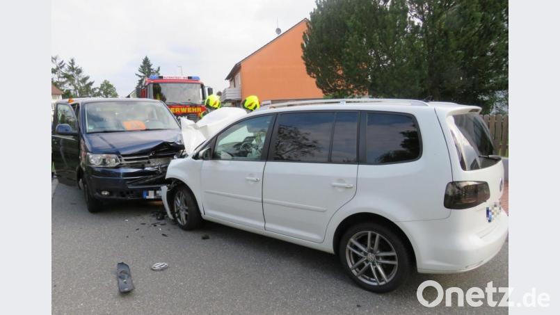 Bei dem Unfall in der Kapuzinerstraße in Altenstadt/WN sind am Dienstagmorgen zwei Autofahrer und vier Kinder verletzt worden. Bild: adj