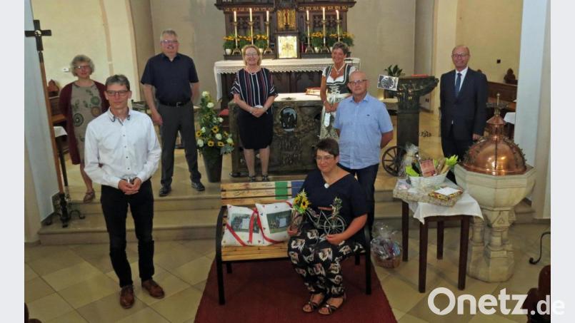 Die katholischen Pfarreien Rothenstadt und Etzenricht und die evangelische Kirchengemeinde dankten der scheidenden Gemeindereferentin Claudia Stöckl (sitzend). Bild: Dobmeier
