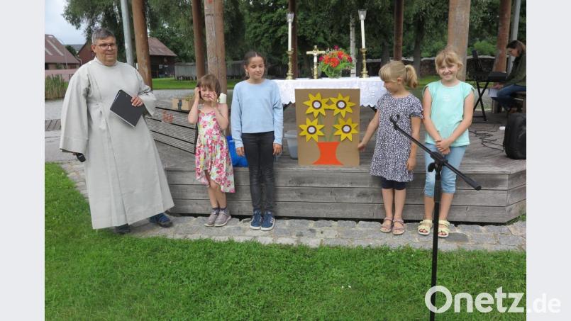 „Gott lässt die Sonnenblumen für uns wachsen, damit wir uns freuen“, betonte Gemeindereferent Jochen Gößl (links) beim Gottesdienst auf dem Eisweihergelände. Bild: jzk