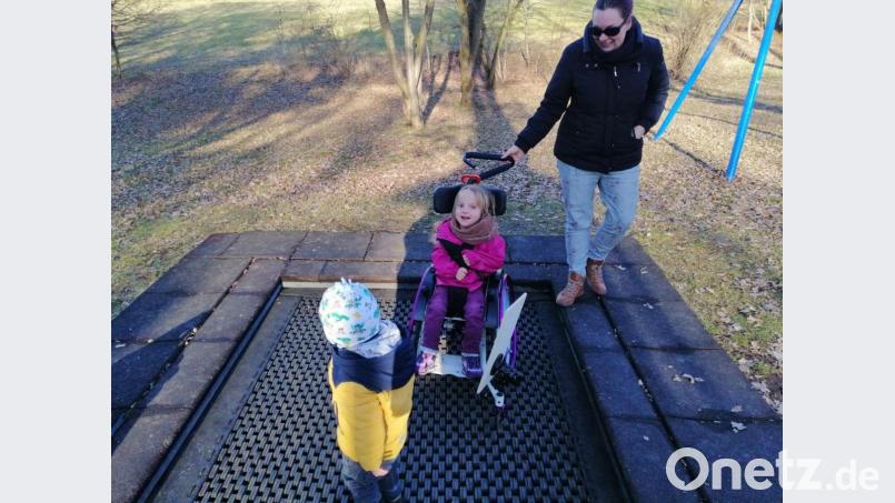 Man sieht es der kleinen Paula richtig an, sie hat großen Spaß auf dem barrierefreien Trampolin in Parkstein. So etwas wünscht sich Mama Sylvia auch für die Spielplätze in Weiden. Bild: privat