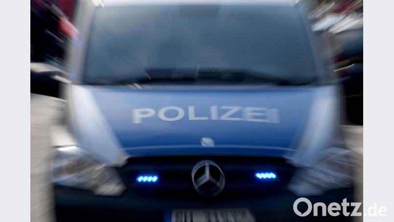 Ein Polizeiwagen mit eingeschaltetem Blauchlicht steht vor einem Haus. Symbolbild: Carsten Rehder