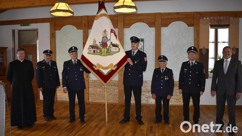 Die neue Fahne der Feuerwehr Nasnitz zeigen (von links) Pater Marek Flasinski, Kreisbrandinspektor Hans Sperber, Feuerwehr-Vorsitzender Lothar Kugler, Kommandant Erich Lindner, Ehrenmitglied Josef Haberberger, Kreisbrandmeister Michael Schmidt und Bürgermeister Joachim Neuß. Bild: sck