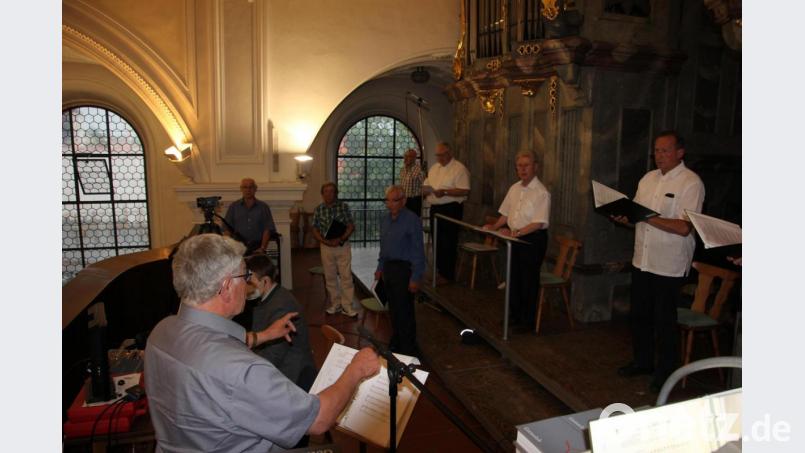 Traditionell gestaltet eine Abordnung des Männergesangvereins Tirschenreuth den Wallfahrtsgottesdienst in der Stadtpfarrkirche. So auch bei der Monatswallfahrt im Juli. Bild: kro