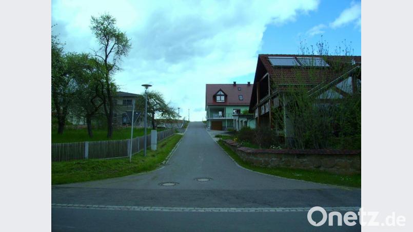 Keine Halte- oder Parkverbotsschilder wird die Gemeinde an der Westseite des Stieglackerwegs (linke Straßenseite) aufstellen: Das Halten und Parken ist an dieser engen Straße nämlich schon per Gesetz gleichsam automatisch verboten. Bild: bjp
