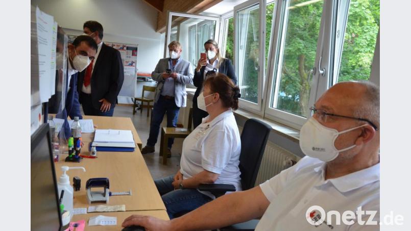 Ein ministerialer Blick auf den Schreibtisch von Monika Bücherl und Roland Suchanek, die das Check-out-Personal stellen. Bild: Kunz