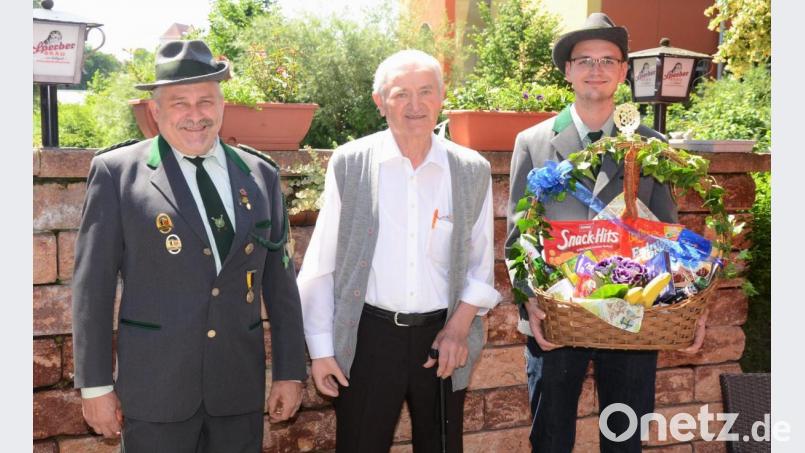 Schützenmeister Werner Grünthaler (links) und der amtierende Bruderbund-König Sebastian Grünthaler (rechts) gratulieren Adolf Himmerer zum 80. Geburtstag. Bild: ker