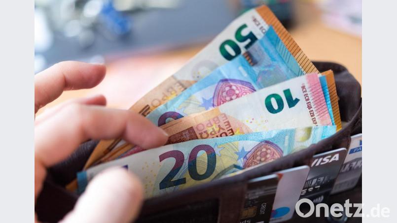 Mit jedem Schein rechnet der Schwarzenbacher Kämmerer. Ende 2020 hat er eine Plus von über einer Million Euro als eiserne Reserve in der Kasse. Symbolbild: Monika Skolimowska/dpa