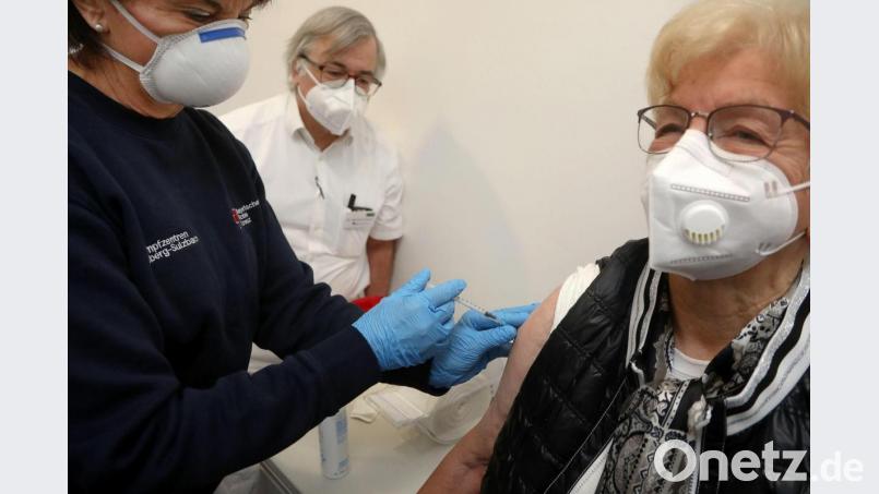 Krankenschwester Gerlinde Schertl (links) spritzt im Beisein von Dr. Michael Scherer, dem Ärztlichen Leiter im Impfzentrum Sulzbach-Rosenberg, Ende Dezember 2020 zum ersten Mal den Impfstoff gegen Covid-19. Die 83-jährige Marga Weiß war die Erste, die ihn bekam. Archivbild: Wolfgang Steinbacher