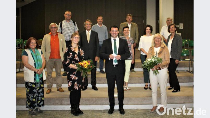 Die neu gewählte Vorstandschaft mit Regierungspräsident Axel Bartelt (Fünfter von links) und Landrat Thomas Ebeling (vorne Bildmitte), der künftig den Trägerverein Bavaria Bohemia e.V. als 1. Vorsitzender leitet. Bild: lg