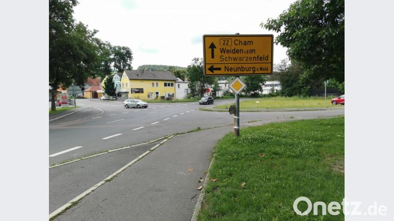 Eine Herausforderung für Autofahrer und Fußgänger: Die Verkehrssituation an der Kreuzung der beiden Staatsstraßen 2398 (links) und 2159 sowie der Ortsstraße „Am Schießanger“ (rechts) bleibt ein Dauerthema. Der seit Jahren geplante Kreisverkehr wird nicht mehr als die einzige Verbesserung angesehen. Bild: Portner