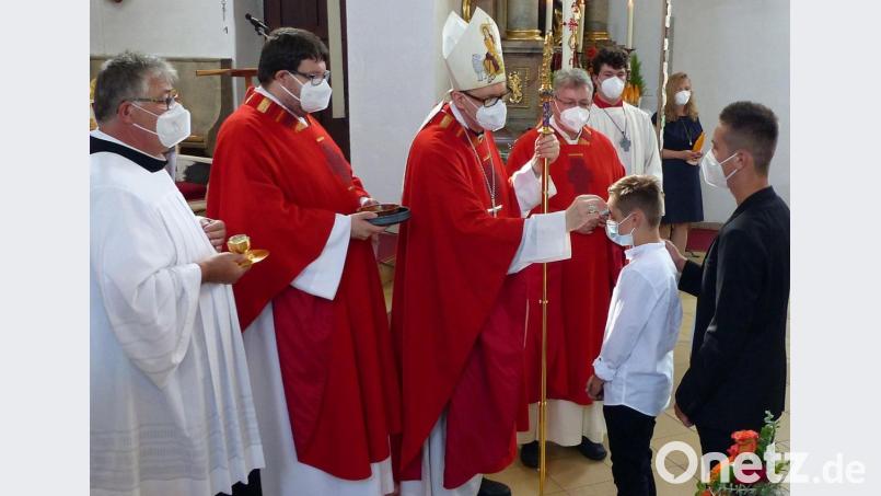 Weihbischof Dr. Josef Graf spendete in der Pfarrkirche St. Luzia das Sakrament der Firmung. Der Gottesdienst wurde in Konzelebration mit Pater Adrian Kugler (Zweiter von rechts) und Pater Johannes Bosco Ernstberger (Zweiter von links) gefeiert. Bild: lgc