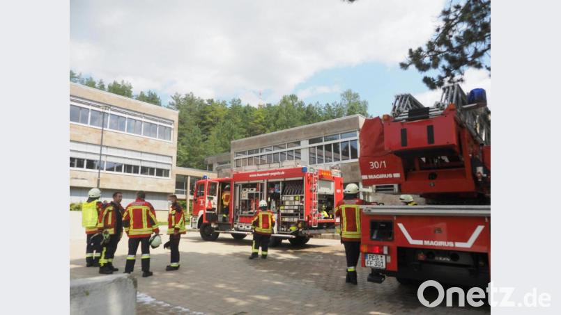 Viele Einsatzkräfte vor der Schule in Pegnitz. Letztlich hatte die Wehr den Brand aber schnell im Griff. Bild: Klaus Trenz