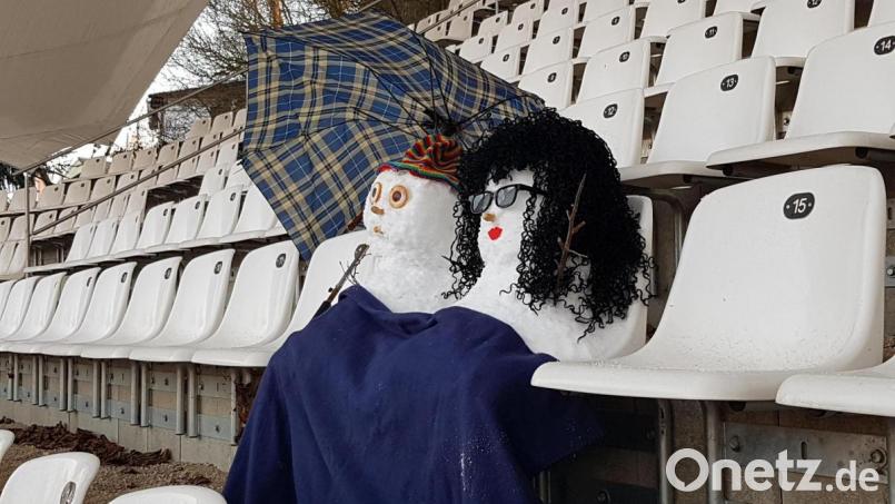 Wie die Schneemänner, erbaut von Kerstin Rahm, ihren Blick auf die Freilichtbühne im Klostergarten Bärnau richten, blickt auch der Festspielverein „Wir im Bärnauer Land“ hoffnungsvoll auf das Veranstaltungsjahr 2021. Bild: Hanna Konrad/exb