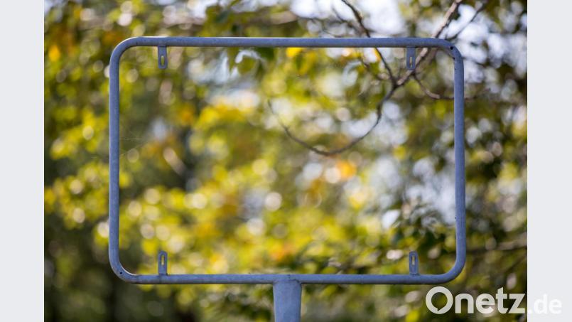 Wer hat in Windischeschenbach ein Ortsschild gestohlen? Das fragt die Neustädter Polizei. Symbolbild: Arifoto Ug