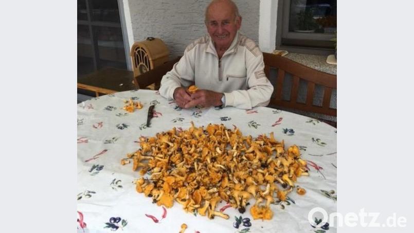 Glücklich über seinen guten Fund, freut sich Josef Wagner schon auf die leckere Pilzmahlzeit. Bild: rpp