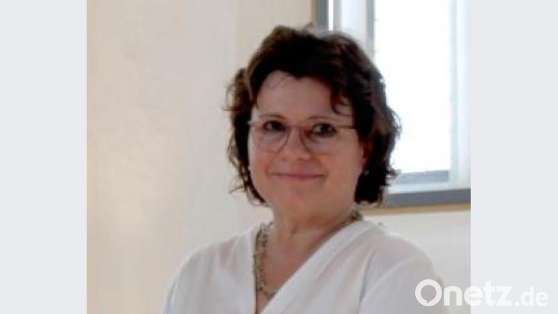 Für ihren verstorbenen Ehemann Karl nahm Irene Sebald aus den Händen von Nabburgs Bürgermeister Frank Zeitler das Ehrenzeichen für verdiente Vereinsmitglieder entgegen. Der SV Diendorf hatte Sebald für über 40 Jahre Mitgliedschaft und über 20 Jahre Tätigkeit als erster Schriftführer vorgeschlagen Bild: Marko Pammer /exb