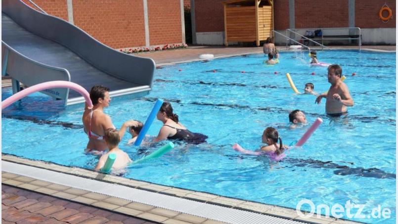 Martina Baumer und Bademeister Reinhard Klein bringen den Schwimmanfängern erste Übungen bei. Insgesamt fünf Schwimmkurse werden zurzeit von der örtlichen Wasserwacht Oberviechtach angeboten. Bild: wel