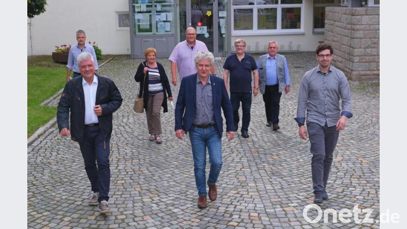 Miteinander marschieren, lautete das Motto bei der Zeno-Energiegenossenschaft. Das Flosser Marktoberhaupt Robert Lindner (vorne, Mitte) steht nun an der Spitze des Aufsichtsrates. Bild: nm