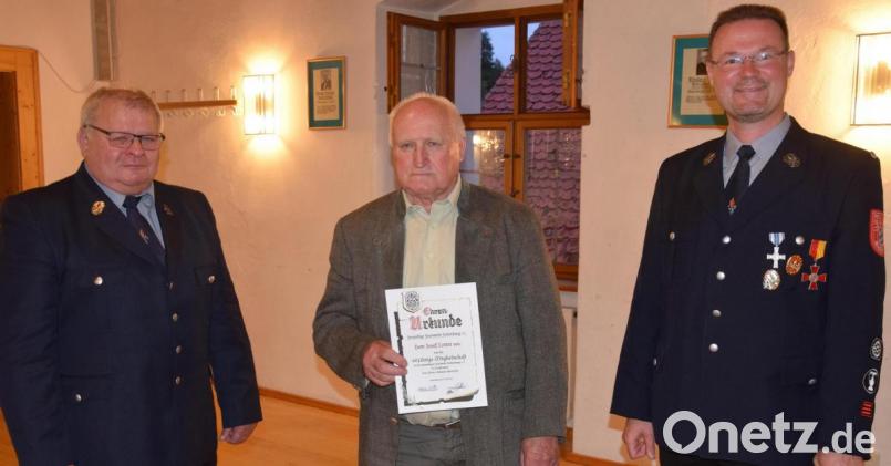 Für 60 Jahre Mitgliedschaft bei der Freiwilligen Feuerwehr Hohenburg wurde Josef Lotter geehrt. Dazu gratulierten Vorsitzender und Bürgermeister Florian Junkes (rechts) und sein Stellvertreter Hubert Przybilla (links). Bild: bö