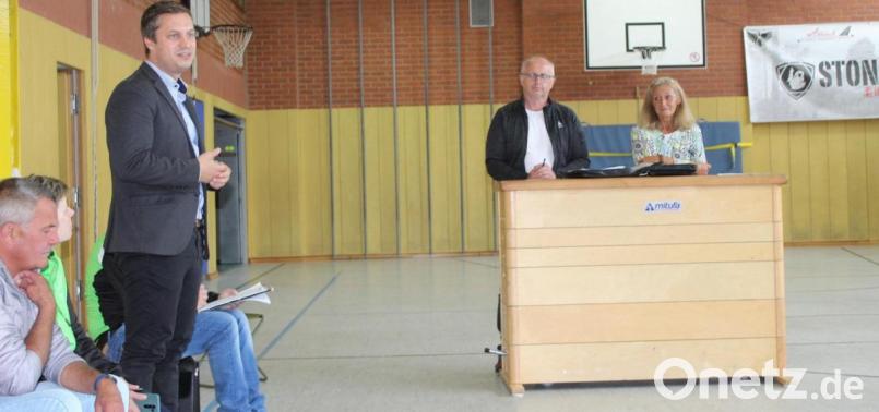 Bürgermeister Wolfgang Söllner (stehend, von links) bedankte sich in der Jahreshauptversammlung bei den Vorsitzenden der TSG-Aktiv, Helmut Pöllath und Andrea Pfreundtner, für das ehrenamtliche Engagement. Bild: soj